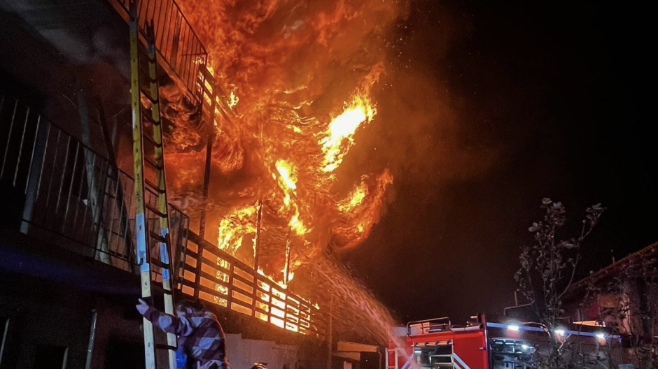 Oleggio, incendio in abitazione. Intervento dei vigili del fuoco. Salvate tre persone